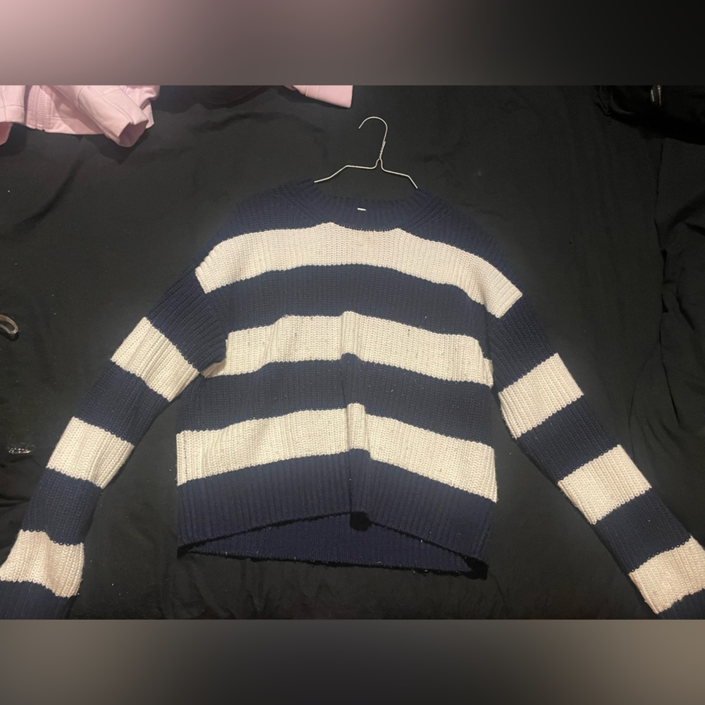 Garage Women’s Navy and White striped sweater cardigan
Size M
No flaws NWOT